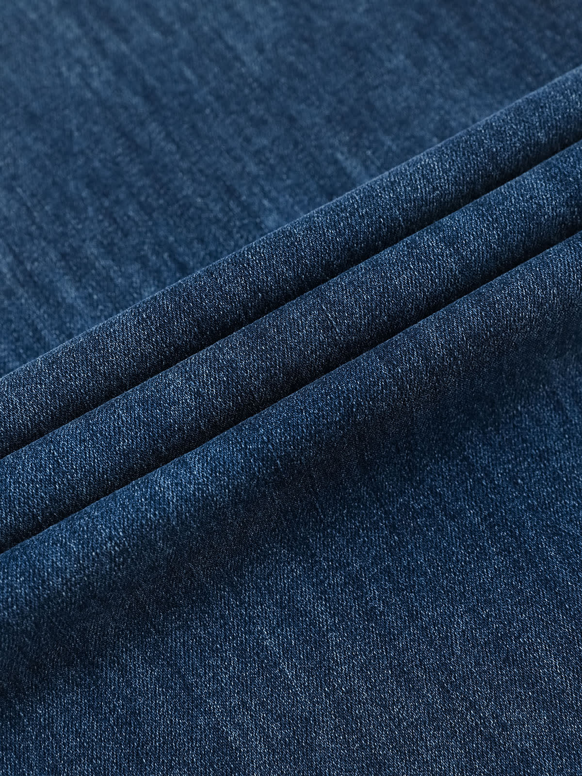 YEEYEEWang wide-leg jeans in vintage blue, Asian-fit cut, close-up of denim fabric texture.
