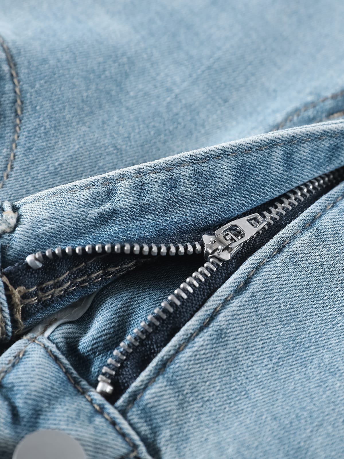 YEEYEEWang wide-leg jeans in light wash blue, Asian-fit cut, close-up of zipper detail.