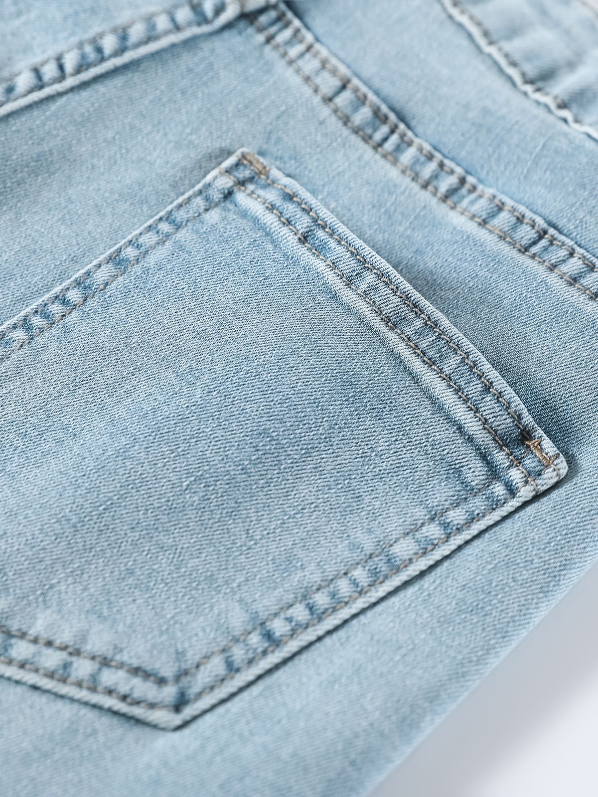 YEEYEEWang wide-leg jeans in light wash blue, Asian-fit cut, close-up of back pocket.