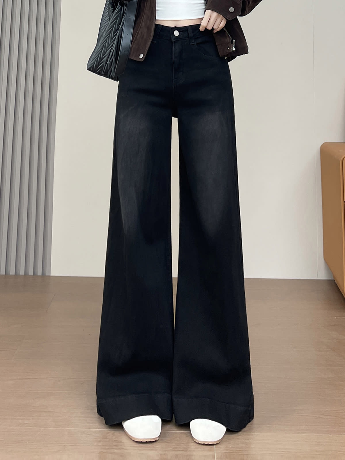 YEEYEEWang wide-leg jeans in solid black, Asian-fit cut, variant thumbnail showing front fit.