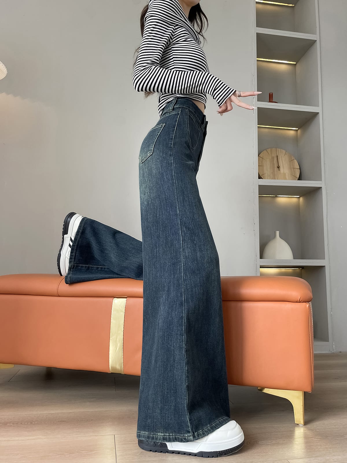 YEEYEEWang wide-leg jeans in mid-wash blue, Asian-fit cut, model sitting pose highlighting wide hem drape.