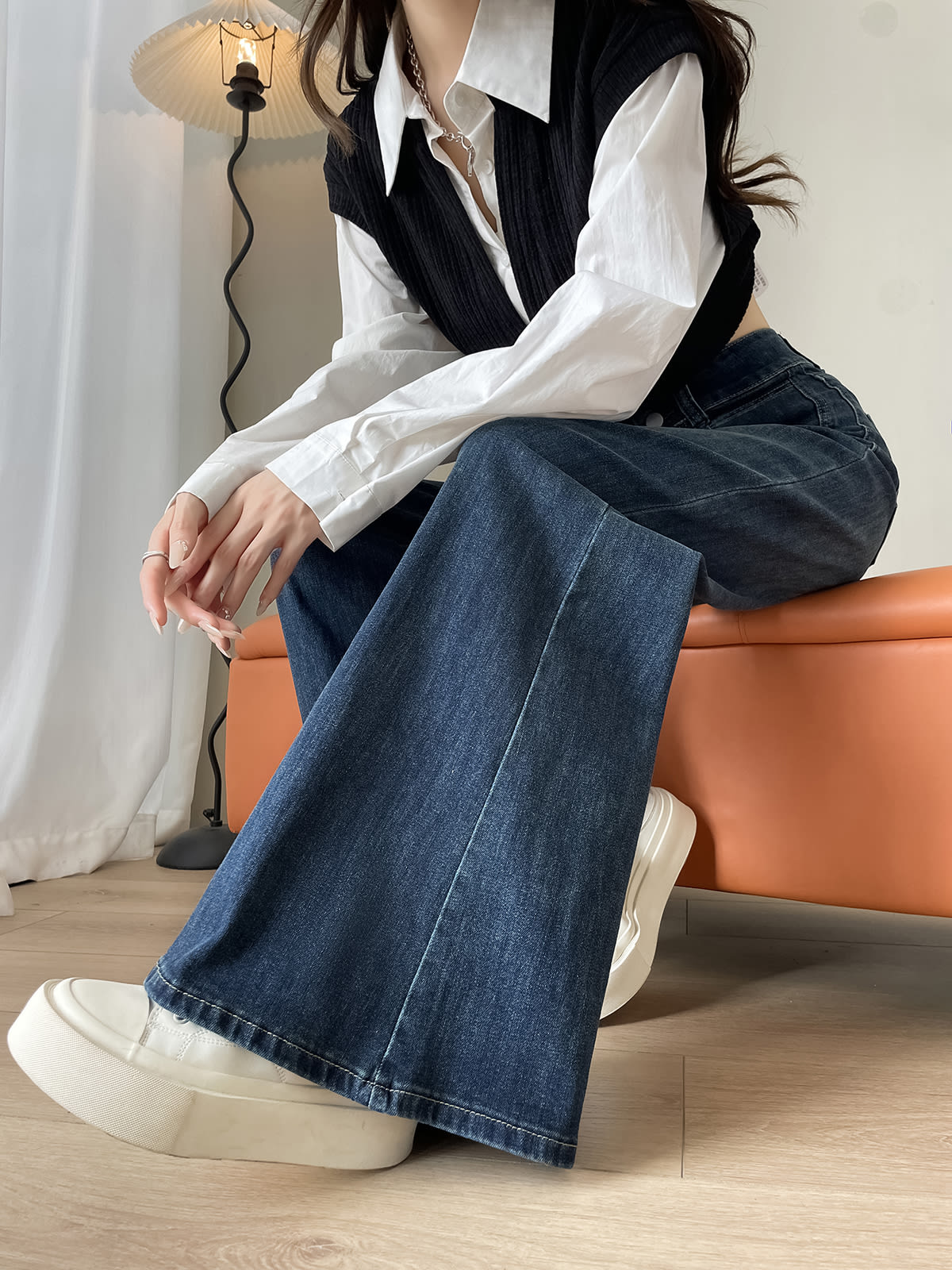 YEEYEEWang wide-leg jeans in vintage blue, Asian-fit cut, model sitting pose highlighting wide hem drape.