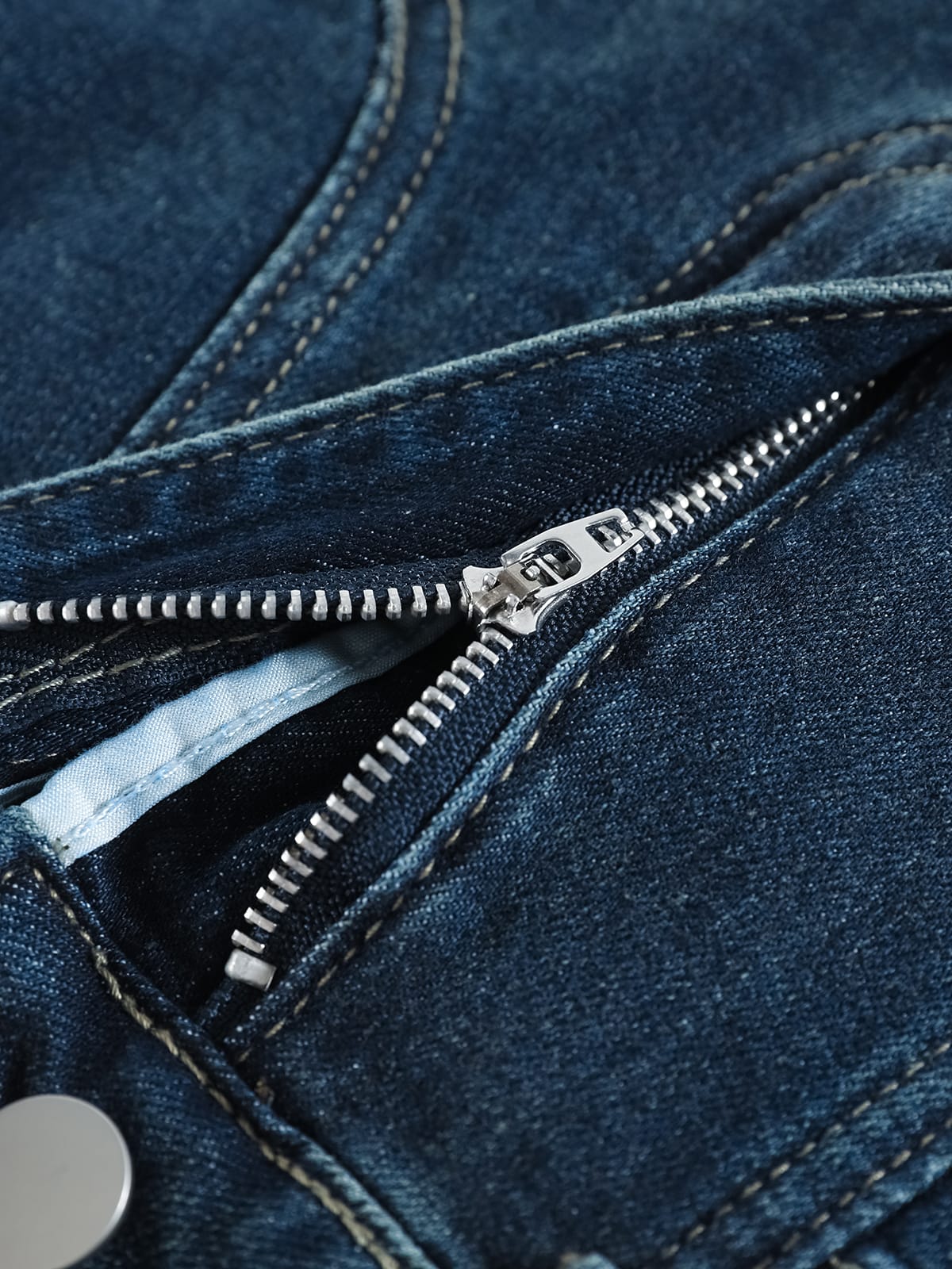 YEEYEEWang wide-leg jeans in vintage blue, Asian-fit cut, detailed view of smooth zipper.