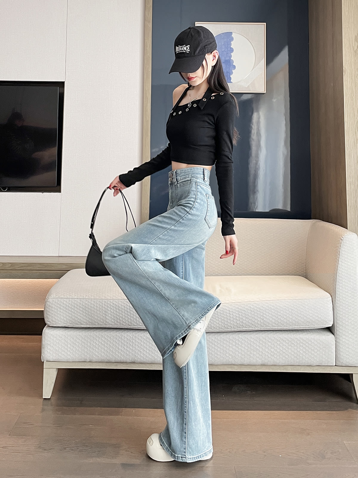 YEEYEEWang wide-leg jeans in light wash blue, Asian-fit cut, full look with stylish accessories.