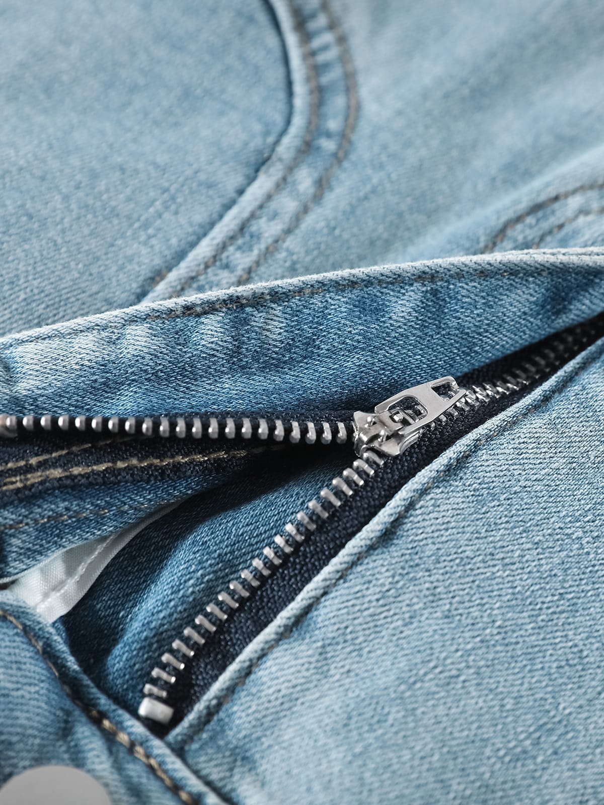 YEEYEEWang wide-leg jeans in light wash blue, Asian-fit cut, detailed view of smooth zipper.