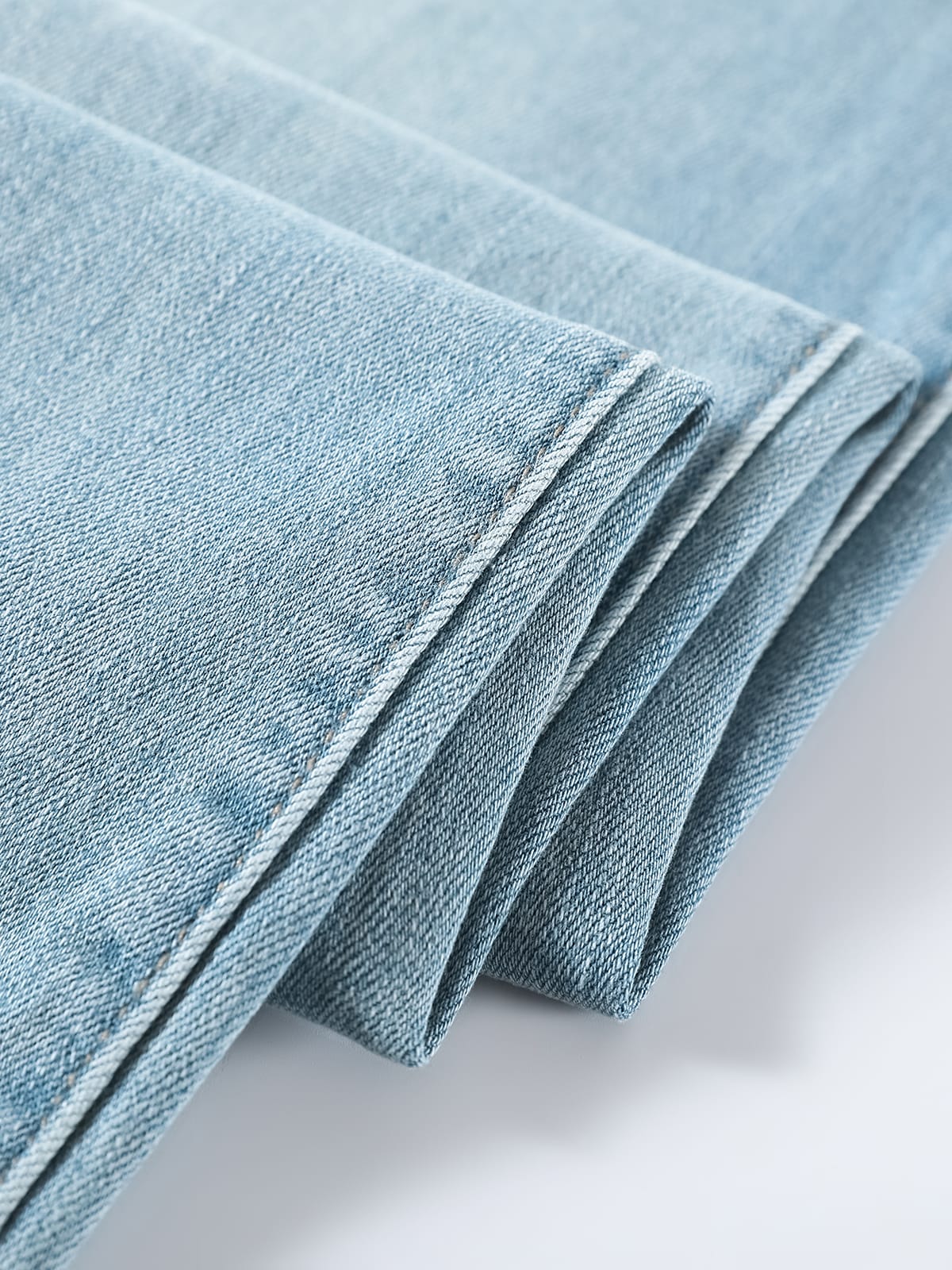 YEEYEEWang wide-leg jeans in light wash blue, Asian-fit cut, close-up of denim fabric texture.