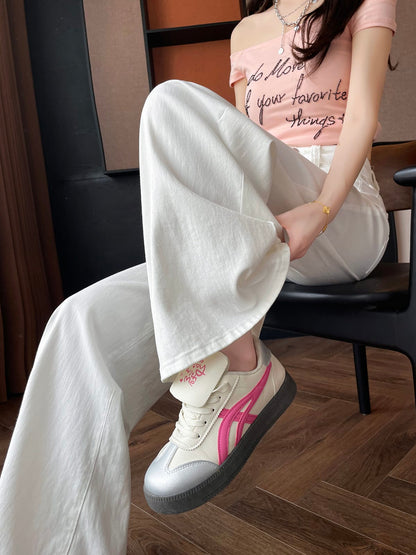YEEYEEWang wide-leg jeans in white, Asian-fit cut, model sitting pose highlighting wide hem drape.