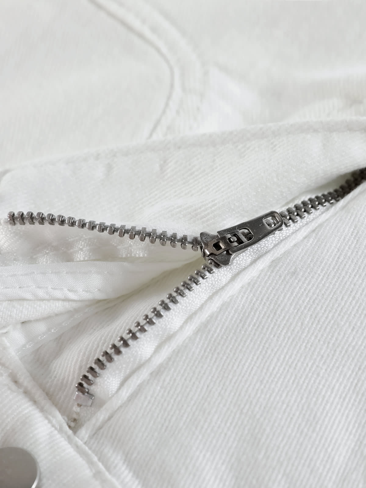 YEEYEEWang wide-leg jeans in white, Asian-fit cut, detailed view of smooth zipper.