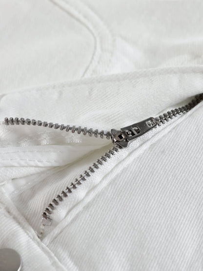 YEEYEEWang wide-leg jeans in white, Asian-fit cut, detailed view of smooth zipper.