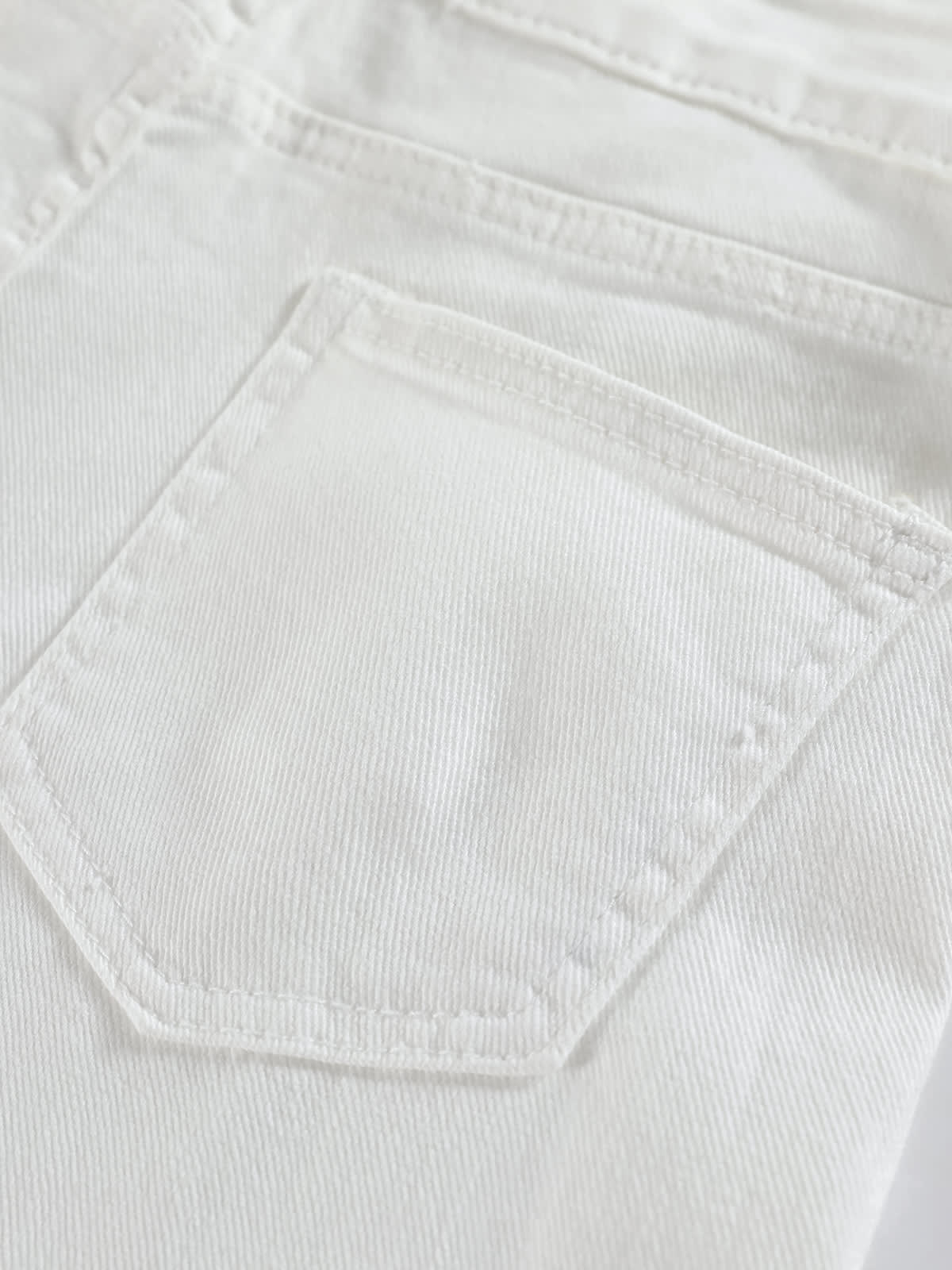 YEEYEEWang wide-leg jeans in white, Asian-fit cut, back pocket stitching detail.