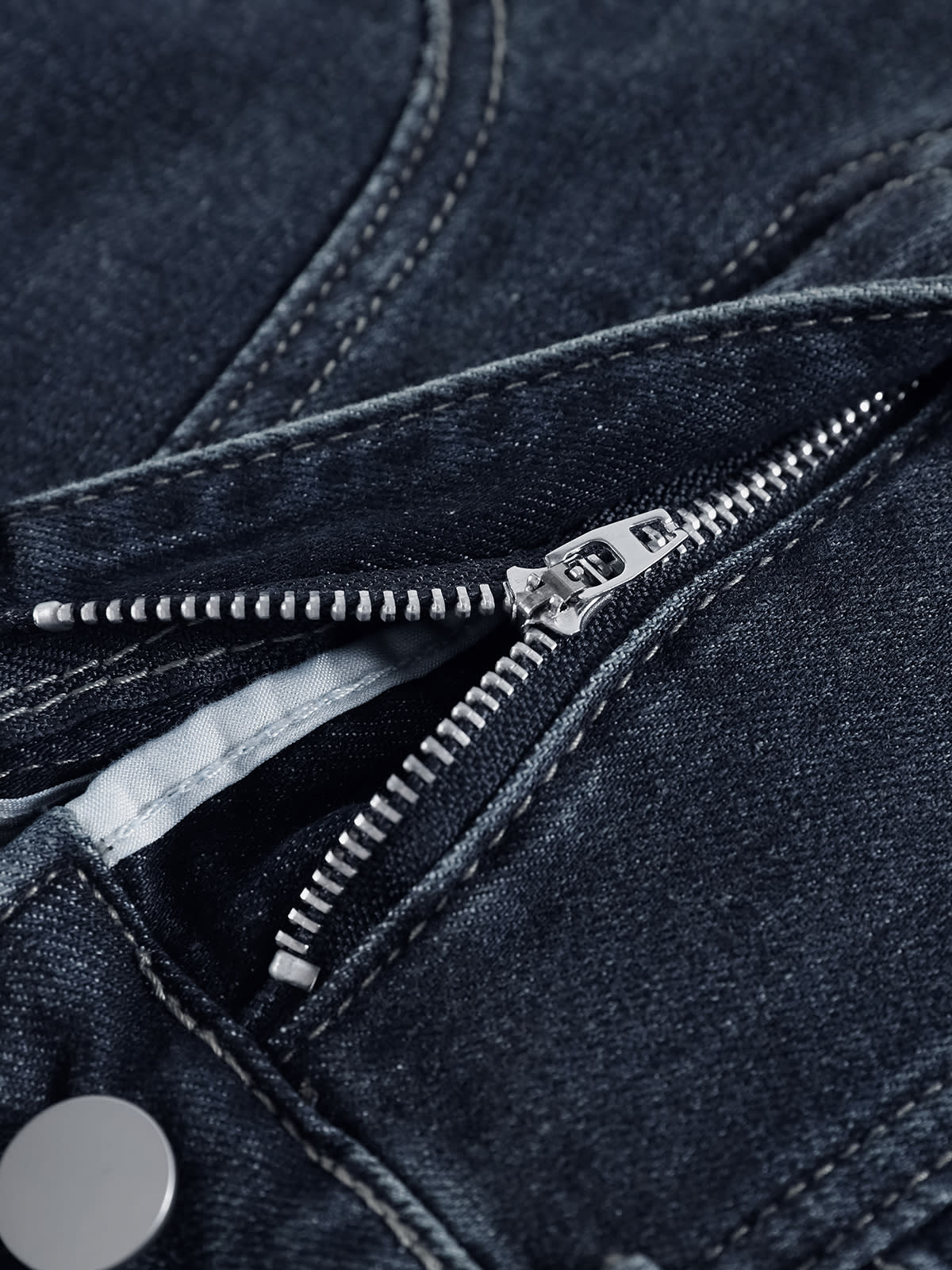 YEEYEEWang wide-leg jeans in fleece-lined mid-wash blue, Asian-fit cut, detailed view of smooth zipper.