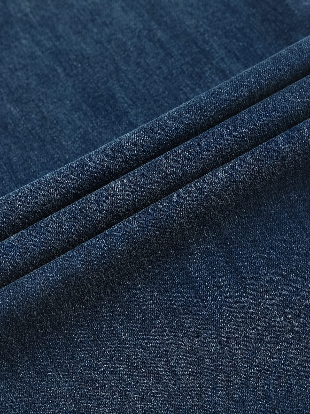 YEEYEEWang wide-leg jeans in fleece-lined vintage blue, Asian-fit cut, close-up of denim fabric texture.