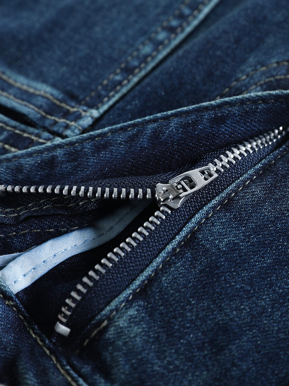 YEEYEEWang wide-leg jeans in vintage blue, Asian-fit cut, close-up of zipper detail.