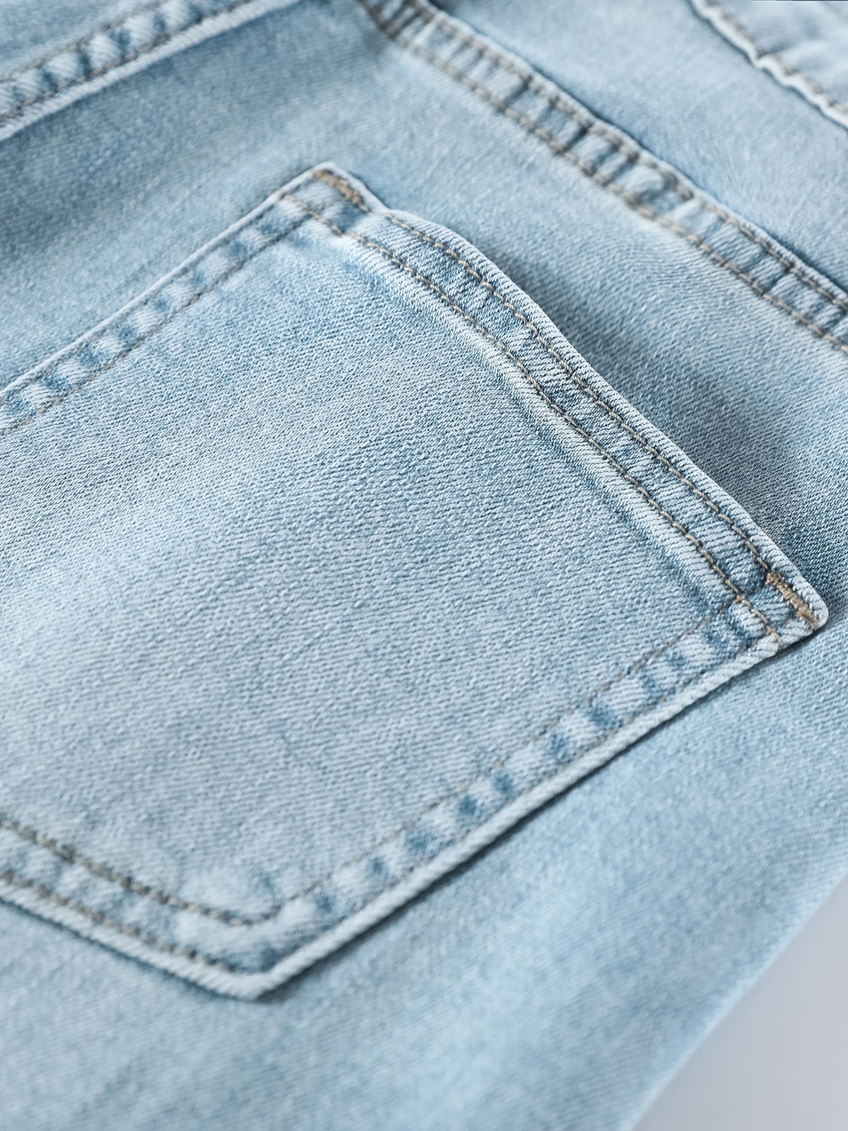 YEEYEEWang wide-leg jeans in light wash blue, Asian-fit cut, close-up of back pocket.