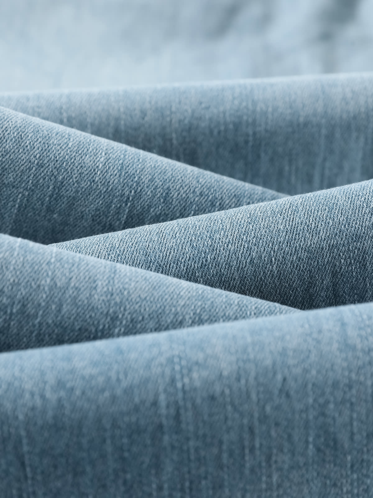 YEEYEEWang wide-leg jeans in light wash blue, Asian-fit cut, close-up of denim fabric texture.