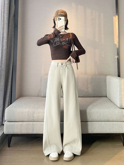 YEEYEEWang加絨奶茶米灰色老爹彎刀牛仔褲，專為亞洲人身形設計，全身正面，手機舉至臉前，戴棒球帽。