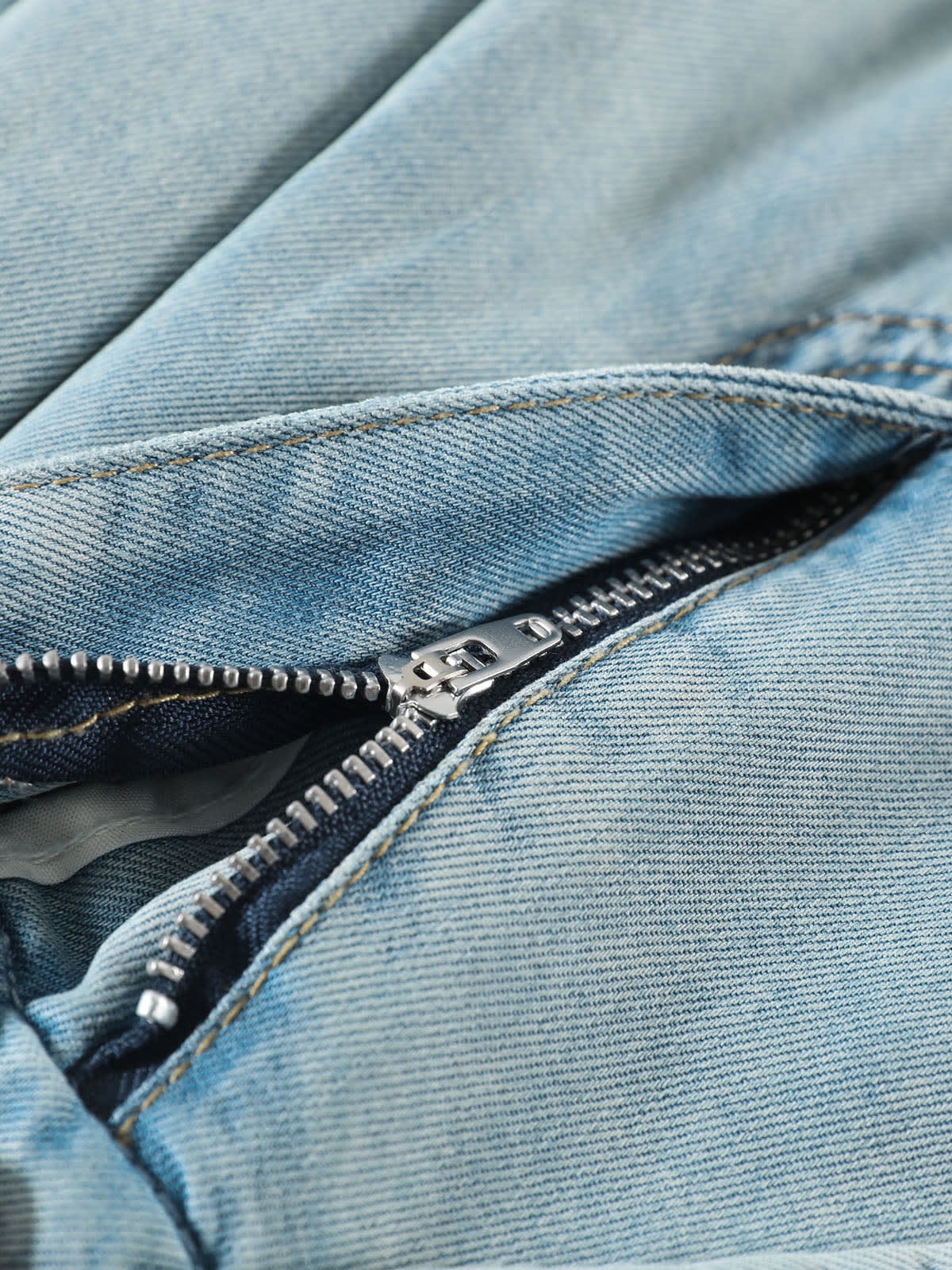 YEEYEEWang Wide-Leg Jeans in Light Blue, Asian-fit cut, close-up of silver-tone metal zipper fly with clean stitching on soft denim.