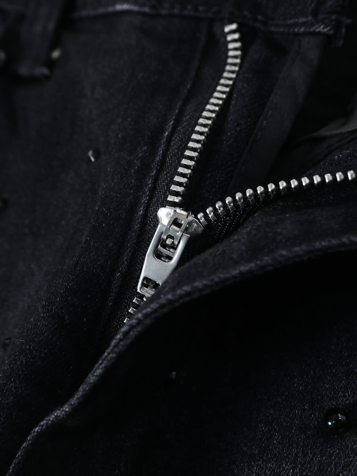 YEEYEEWang Wide-Leg Jeans in Solid Black, Asian-fit cut, close-up of the front fly metal zipper with interlocking teeth and pull tab on dark denim.