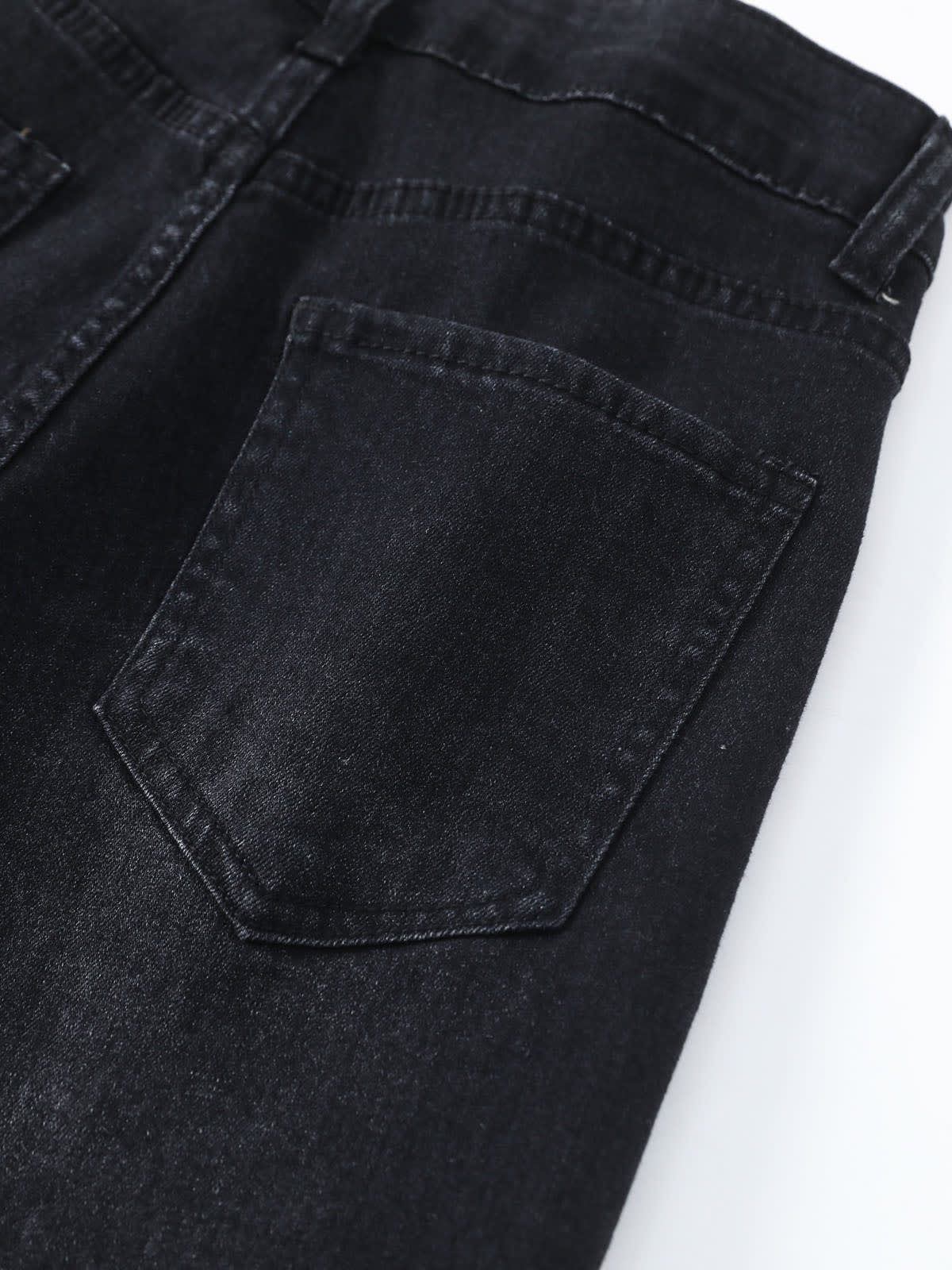 YEEYEEWang Wide-Leg Jeans in Solid Black, Asian-fit cut, close-up of a back patch pocket with pointed bottom and reinforced stitching on dark denim.
