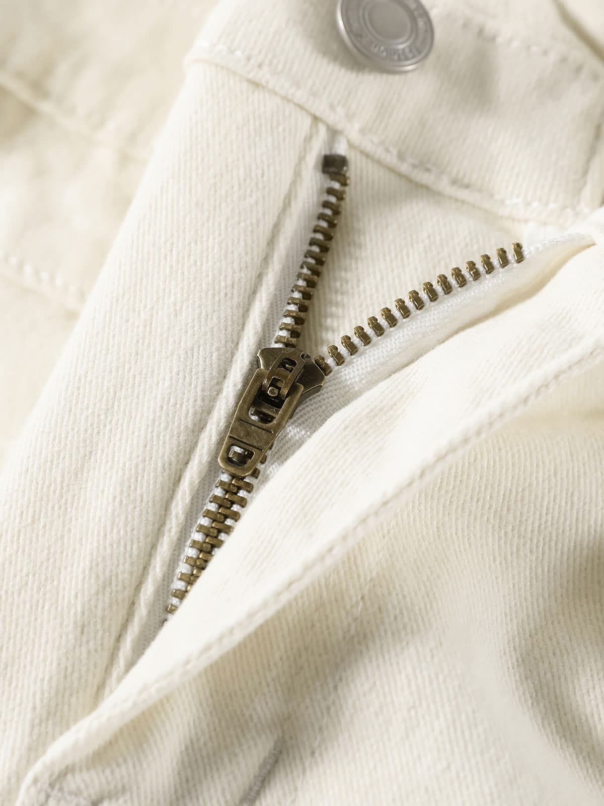 YEEYEEWang Wide-Leg jeans in Ivory, Asian-fit cut, close-up of antique bronze zipper on fly with tonal stitching.