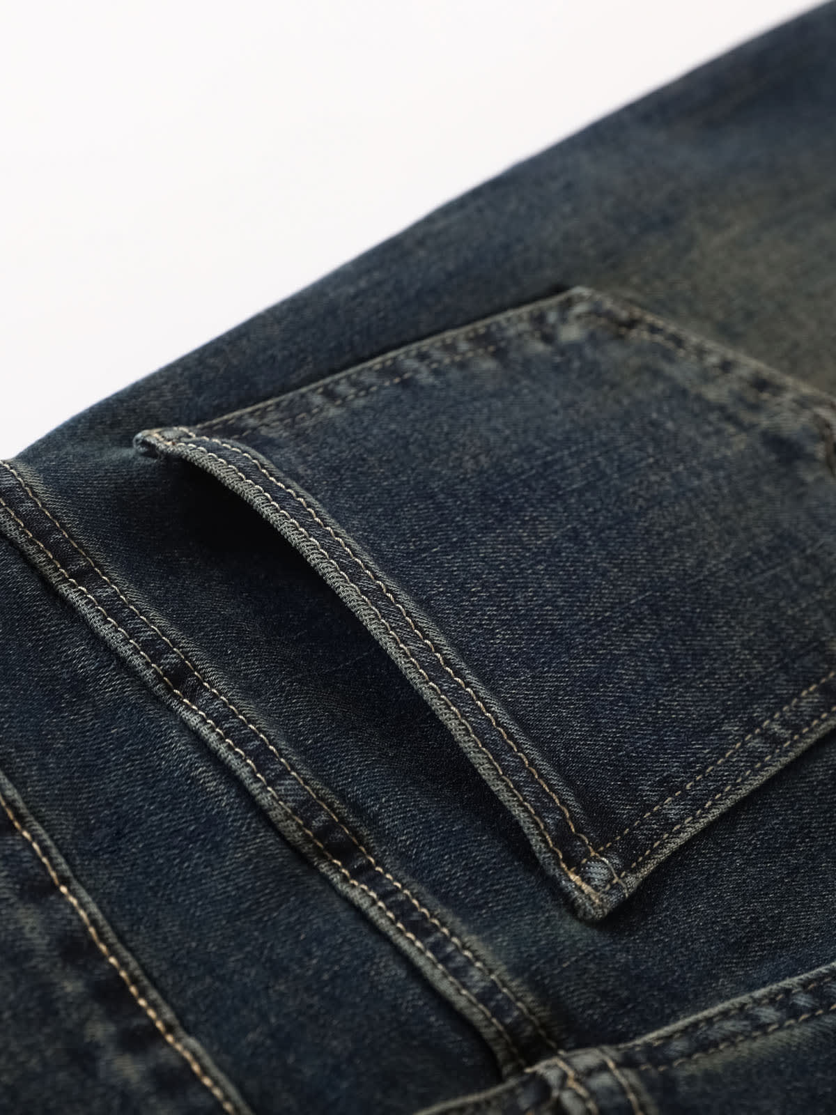 YEEYEEWang wide-leg jeans in Mid-Wash Blue, Asian-fit cut, close-up of back patch pocket with curved contrast stitching and belt loop.