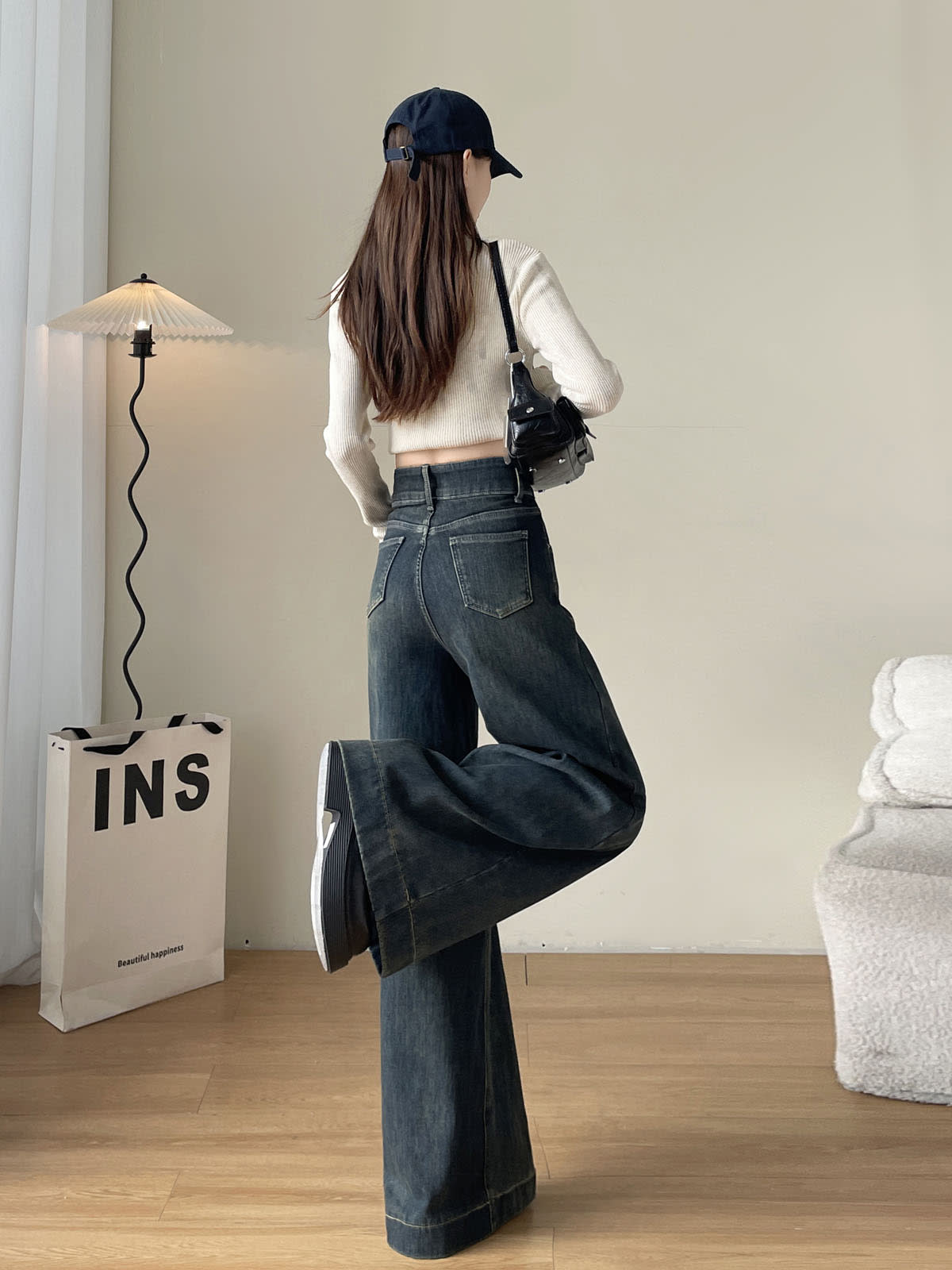 YEEYEEWang Fleece-Lined Wide-Leg Jeans in Mid-Wash Blue, full-body back view with leg-kick pose, wearing cream knit top and black shoulder bag, Asian-fit cut.