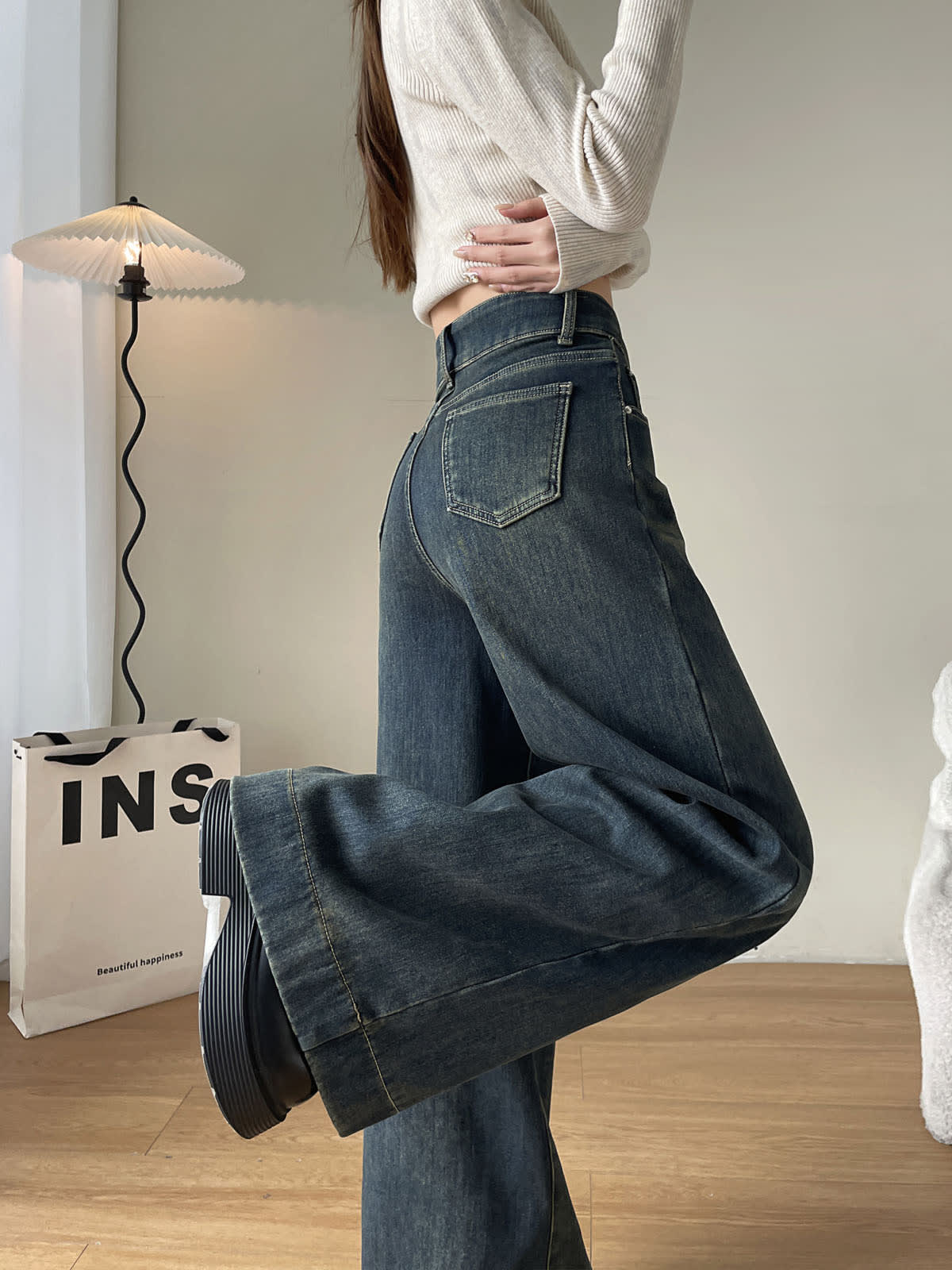 YEEYEEWang Fleece-Lined Wide-Leg Jeans in Mid-Wash Blue, half-body back view with leg-kick pose, pointed back patch pocket visible, Asian-fit cut.
