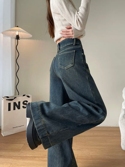 YEEYEEWang Fleece-Lined Wide-Leg Jeans in Mid-Wash Blue, half-body back view with leg-kick pose, pointed back patch pocket visible, Asian-fit cut.