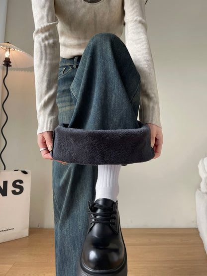 YEEYEEWang Fleece-Lined Wide-Leg Jeans in Mid-Wash Blue, close-up of both hands holding up folded cuff to show plush fleece lining, Asian-fit cut.