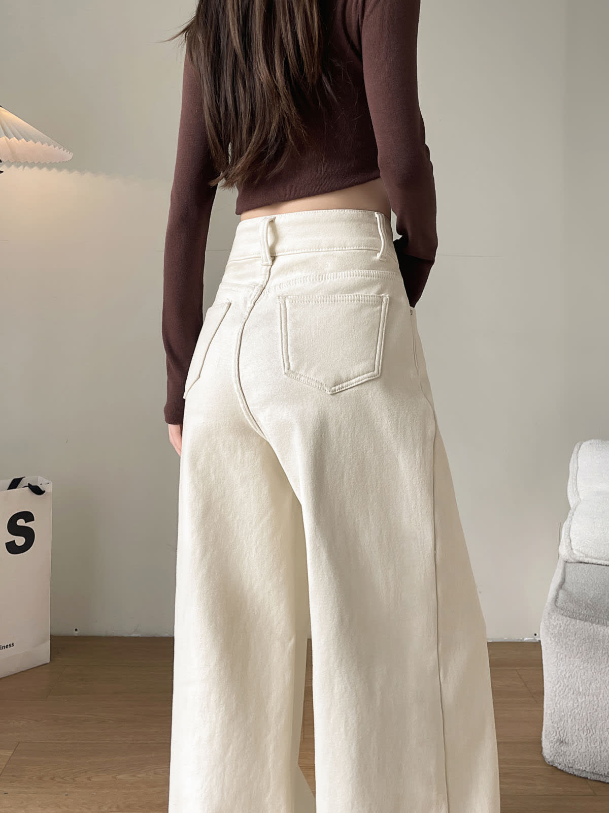 YEEYEEWang Fleece-Lined Wide-Leg Jeans in Ivory, waist-down back view, pointed back patch pocket with contrast stitching, Asian-fit cut.