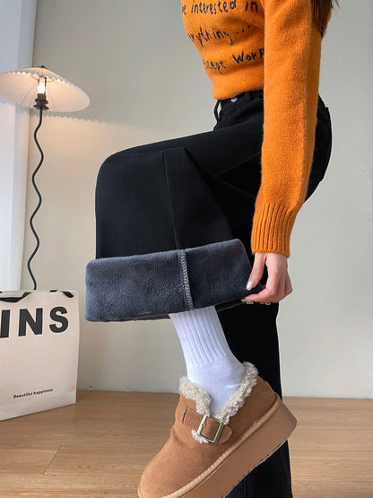 YEEYEEWang Fleece-Lined Wide-Leg Jeans in Solid Black, waist-down side view with leg lifted, folded cuff revealing grey plush fleece lining, Asian-fit cut.
