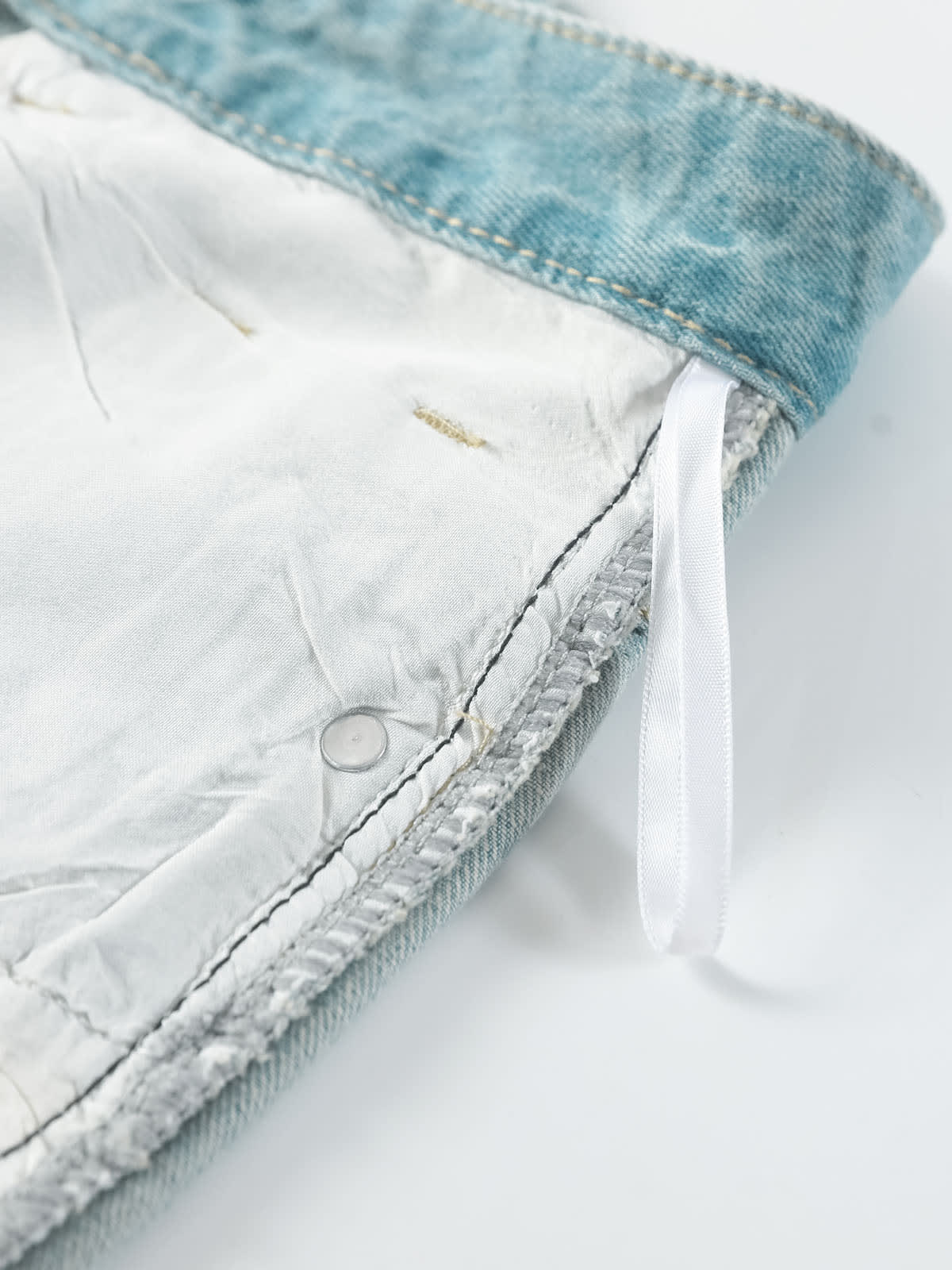 YEEYEEWang Wide-Leg Jeans in Light Blue, Asian-fit cut, close-up of inside-out pocket lining with neat overlock stitching and waistband seam.
