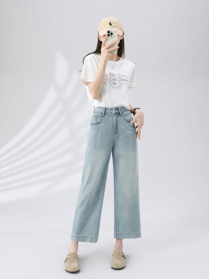 YEEYEEWang Wide-Leg Jeans in Light Blue, Asian-fit cut, full-body front pose holding phone at face, other hand in pocket, beige cap.