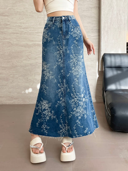 YEEYEEWang Jupe longue en jean Bleu, coupe Asian-fit, vue de face taille aux pieds, debout, denim à imprimé floral, ourlet brut, miniature de variante.