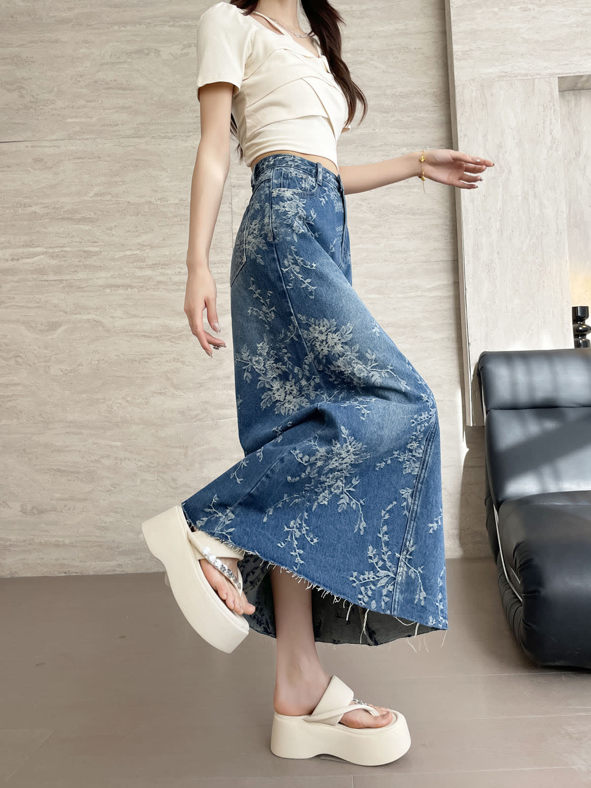 YEEYEEWang Jupe longue en jean Bleu, coupe Asian-fit, vue de profil taille-pieds avec jambe rejetée, jean jacquard floral au ourlet brut effiloché.