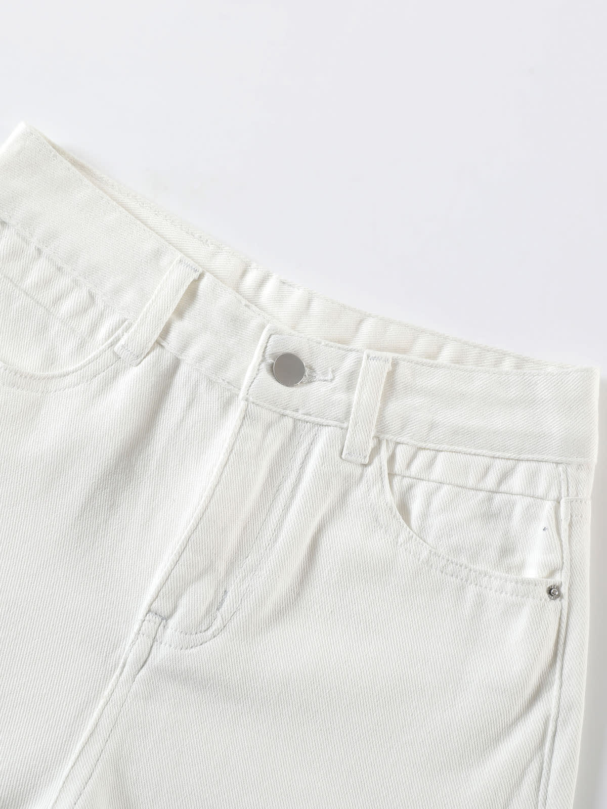 YEEYEEWang Denim Bermuda Shorts in White, Asian-fit cut, close-up of high-rise waistband with silver-tone button and front pockets.