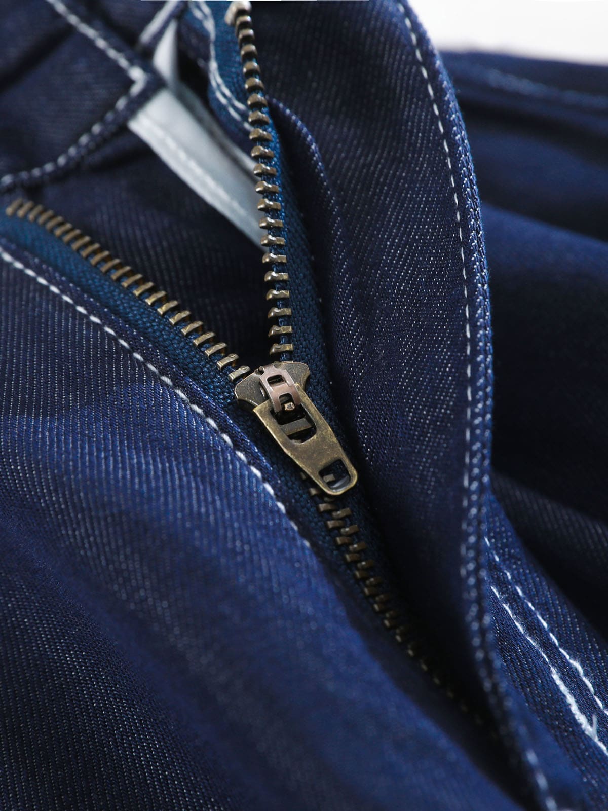 YEEYEEWang Wide-Leg Jeans in Denim Blue, Asian-fit cut, close-up of antique bronze zipper on fly with fine contrast stitching on denim fabric.