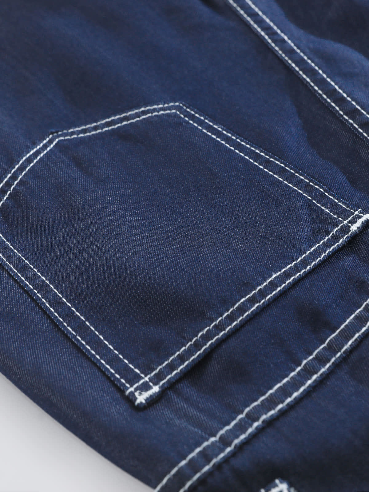 YEEYEEWang Wide-Leg Jeans in Denim Blue, Asian-fit cut, close-up of back patch pocket with pointed base and double contrast topstitching.