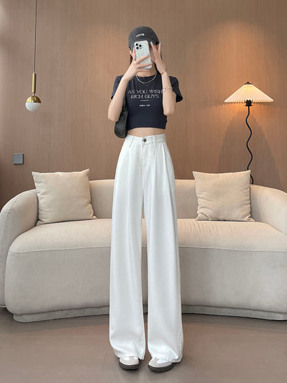 YEEYEEWang Wide-Leg Jeans in White, Asian-fit cut, full-body front pose holding phone at face, black cap and dark cropped tee with shoulder bag.