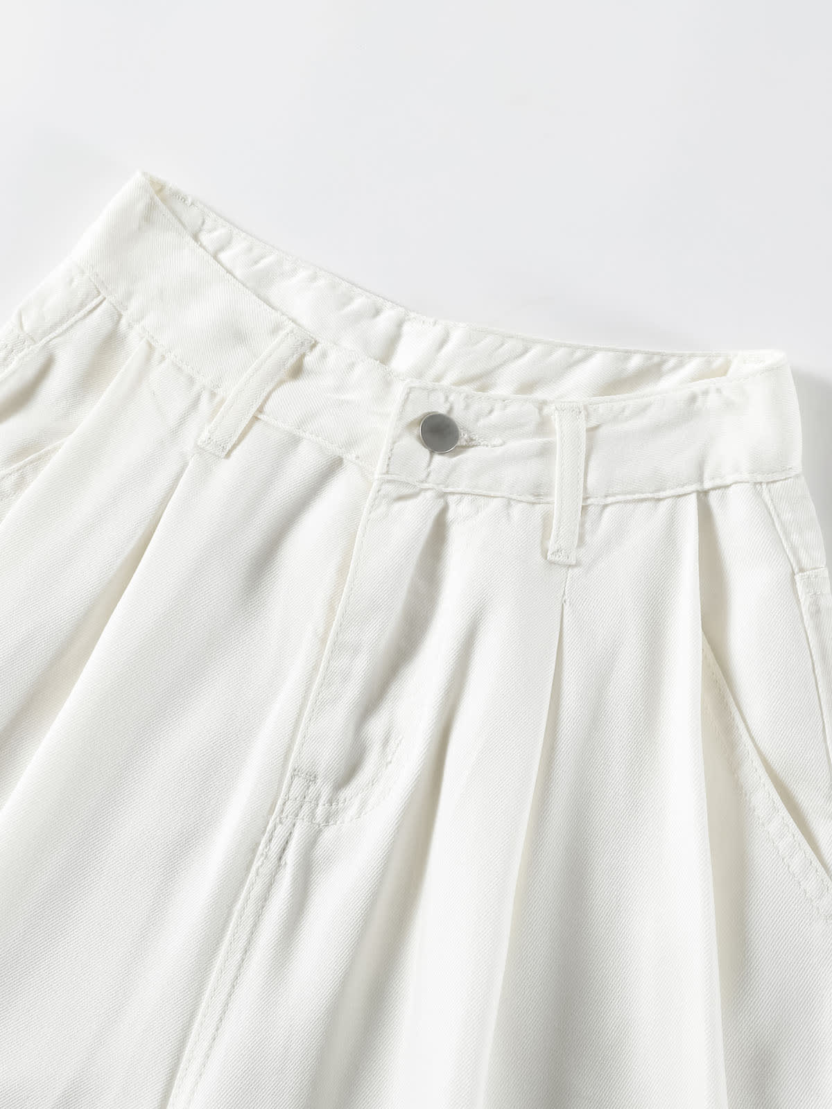 YEEYEEWang Wide-Leg Jeans in White, Asian-fit cut, close-up of pleated waistband with belt loops and silver-tone button on clean white background.