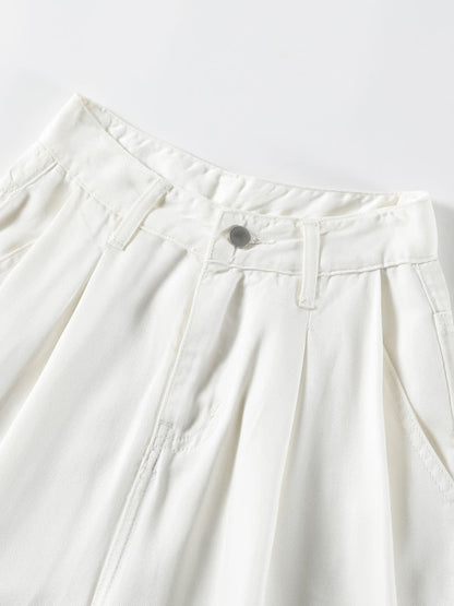 YEEYEEWang Wide-Leg Jeans in White, Asian-fit cut, close-up of pleated waistband with belt loops and silver-tone button on clean white background.