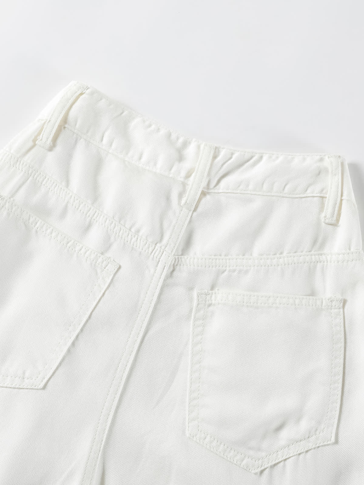 YEEYEEWang Wide-Leg Jeans in White, Asian-fit cut, close-up of back patch pockets with clean double stitching on white denim.