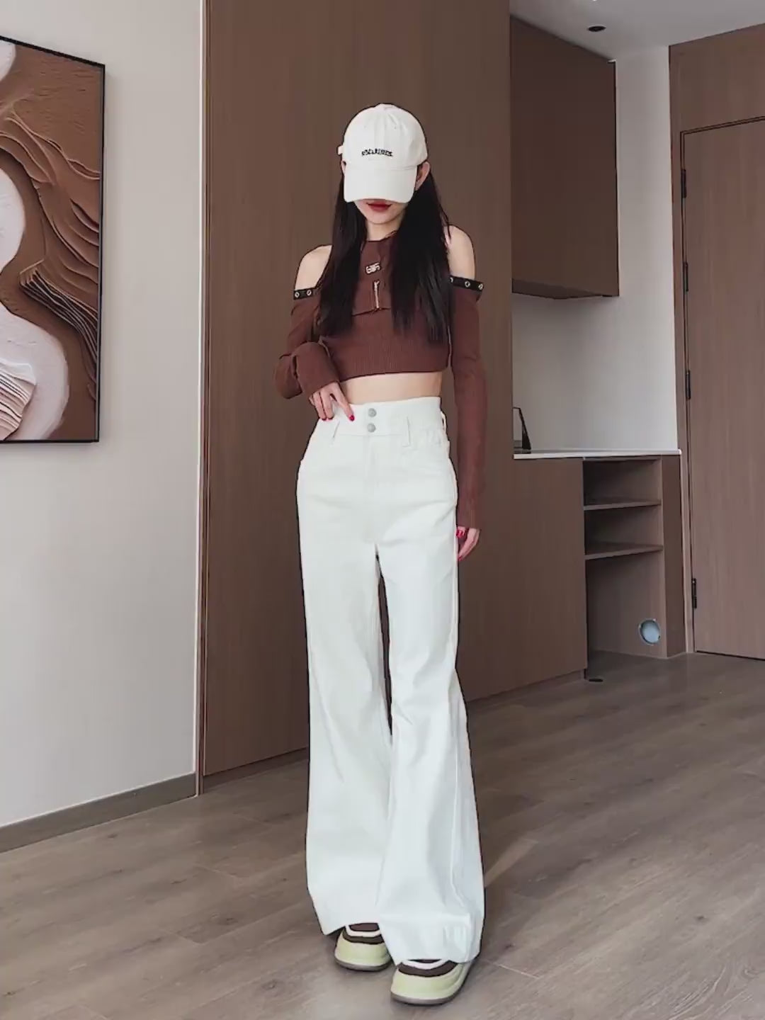 YEEYEEWang Wide-Leg jeans video: Asian model walks and turns in Ivory high-waist jeans, camera pushes in on double-button waist, front pockets and draping wide hems