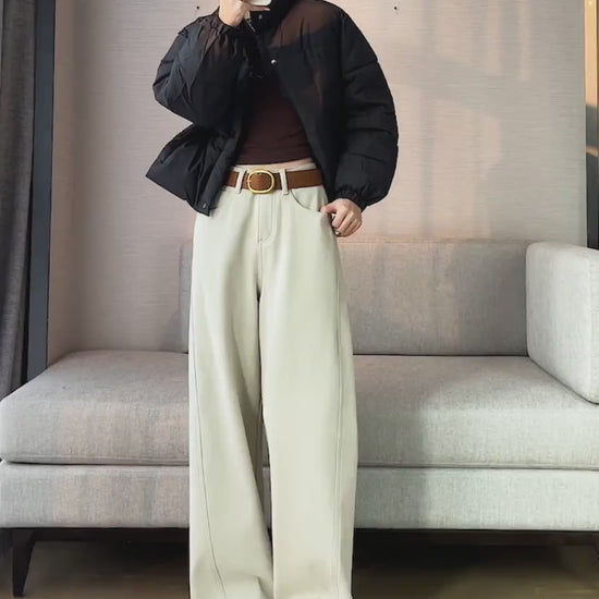 YEEYEEWang Dad Curved Jeans Fleece-Lined video, Asian model in Taupe Gray high-rise wide-leg jeans, mirror selfie, lifting cuff to reveal warm fleece lining