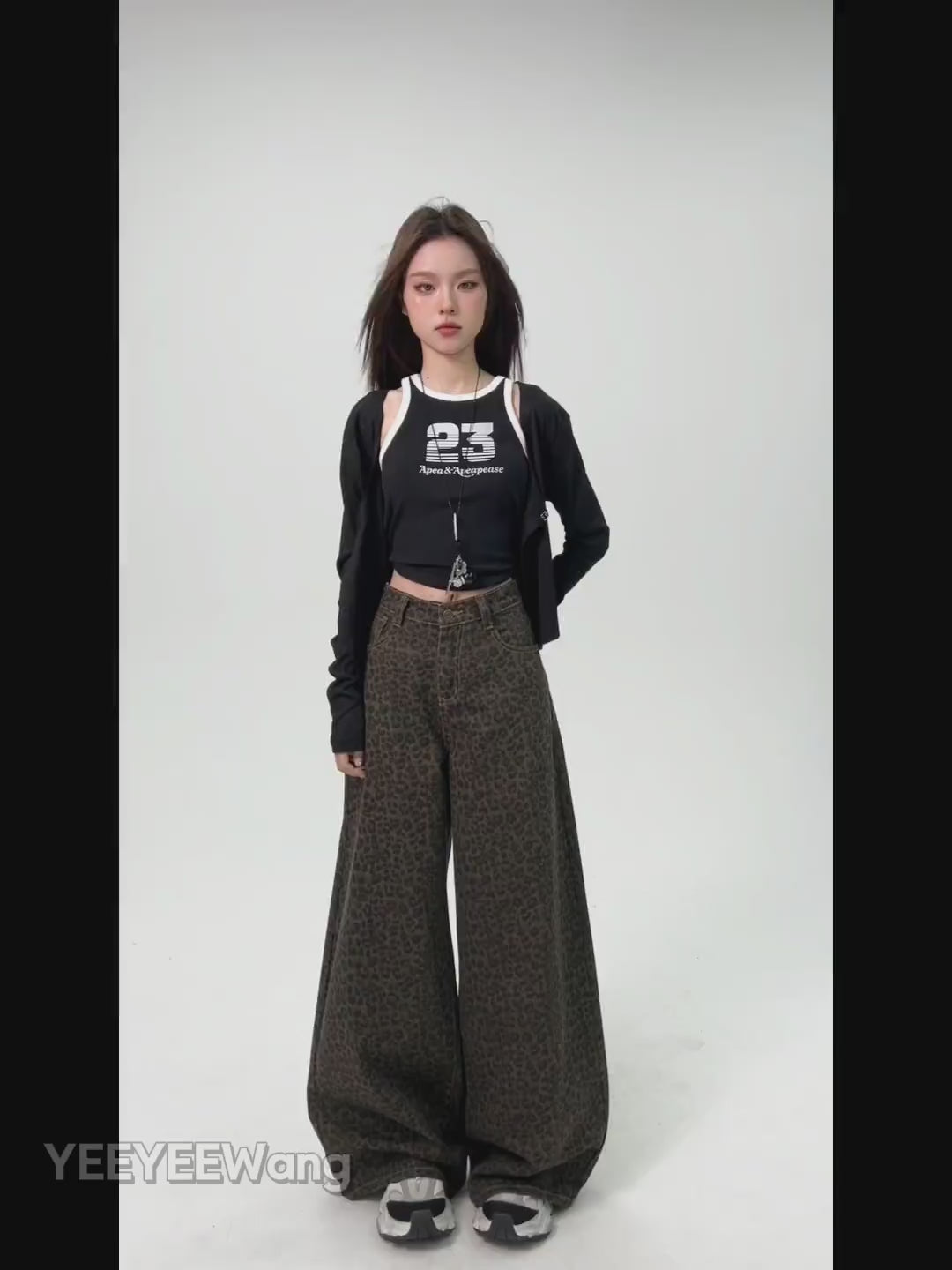 YEEYEEWang Wide-Leg jeans video, Asian model in Leopard Print high-waist denim walks, turns and poses, showing drape, elastic back waist and pocket details.