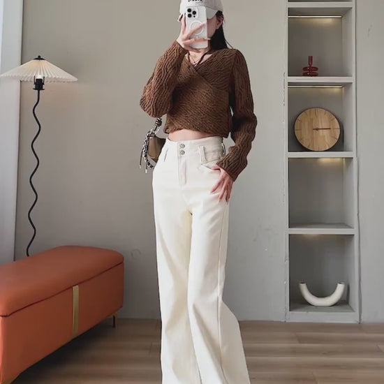 YEEYEEWang Wide-Leg jeans Fleece-Lined video: Asian model shows draping wide legs in Ivory jeans, camera zooms to double-button high waist, then lifts hems to reveal thick white fleece lining